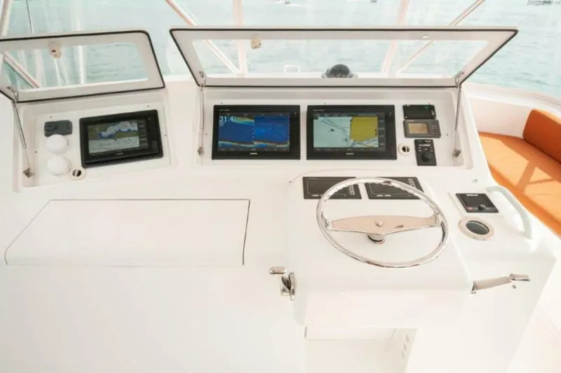 Slide: The Image of 2006 45 Viking Convertible Helm (1) - 4367460