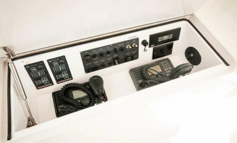 Slide: The Image of 2006 45 Viking Convertible Helm (5) - 4367463