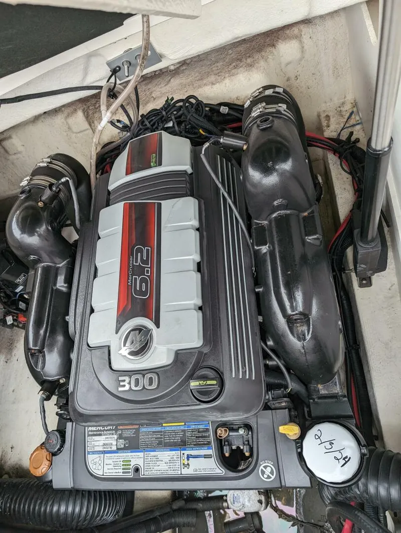 Slide: The Image of 300hp 6.2l Mercruiser - 4389734