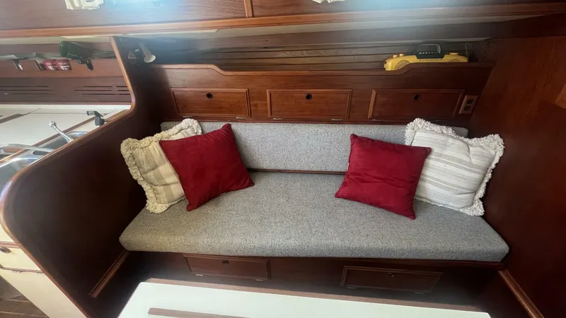 Slide: The Image of Cape Dory 33 1981 - 4470860