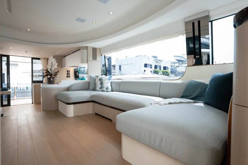 Slide: The Image of Azimut Fly 68 2025 - 4508984