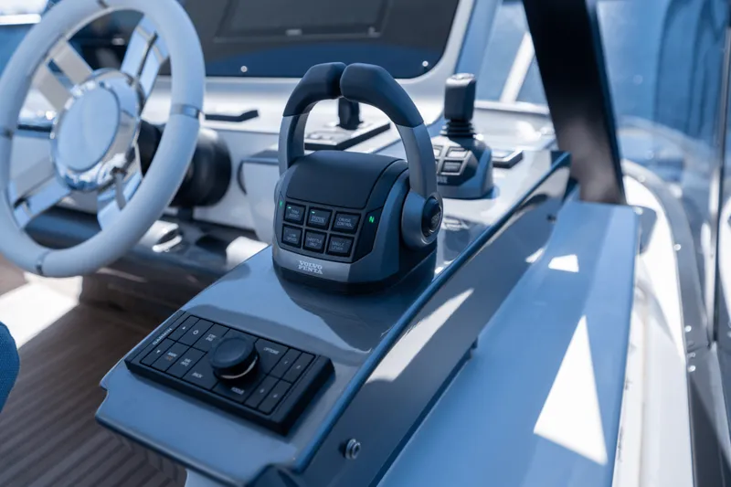 Slide: The Image of Azimut Fly 68 2025 - 4466126