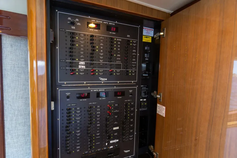Slide: The Image of 2005 Viking 61 Enclosed Bridge _It Don_t Matta_ Breakers - 4387161