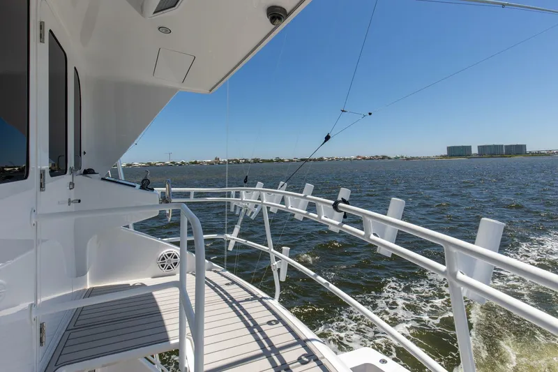 Slide: The Image of 2005 Viking 61 Enclosed Bridge _It Don_t Matta_ Deck (7) - 4387176