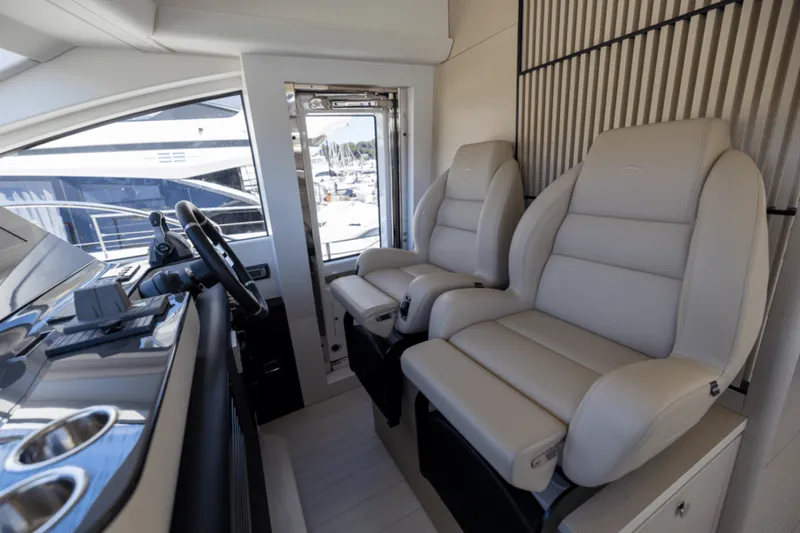 Slide: The Image of Azimut Fly 68 2025 - 4613524