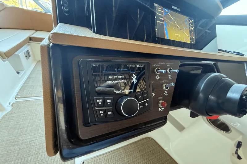Slide: The Image of Sea Ray 230 SPX 2018 - 18