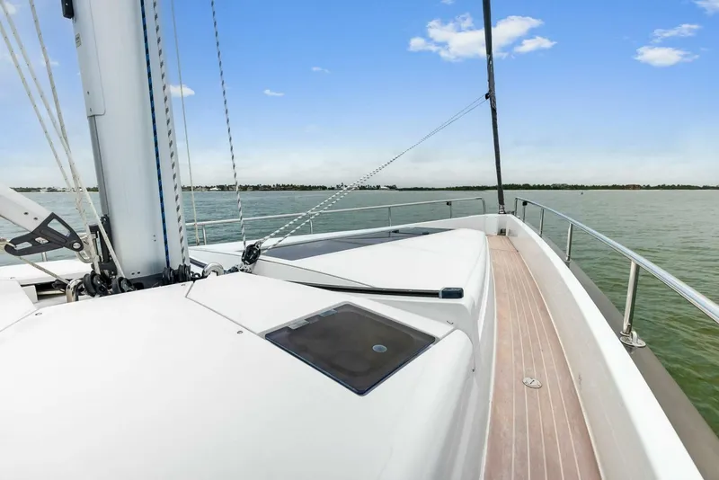 Slide: The Image of Moody 45 DS 2021 - 4523363