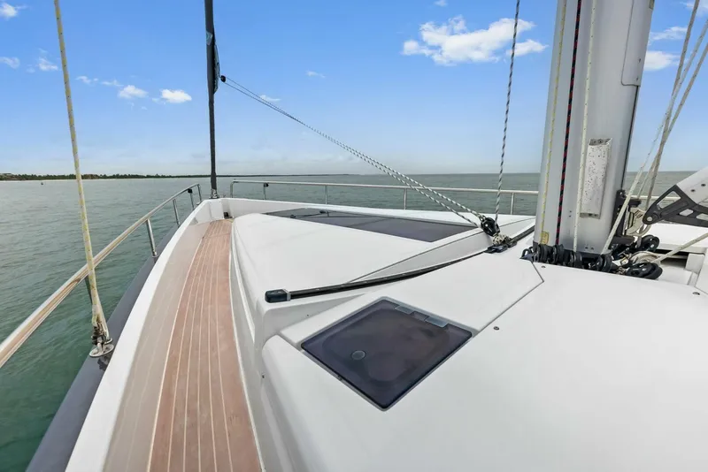 Slide: The Image of Moody 45 DS 2021 - 4523358