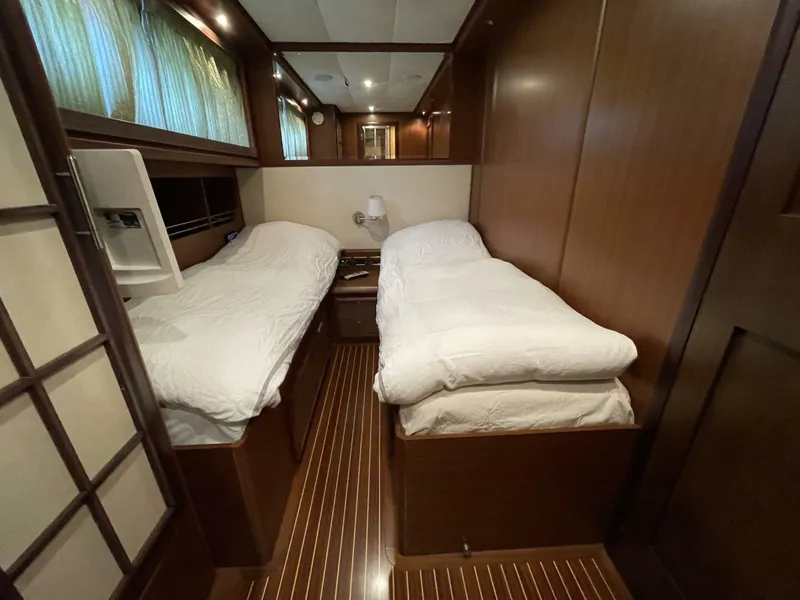 Slide: The Image of Mochi Craft 74' Dolphin 2006 - 4426028