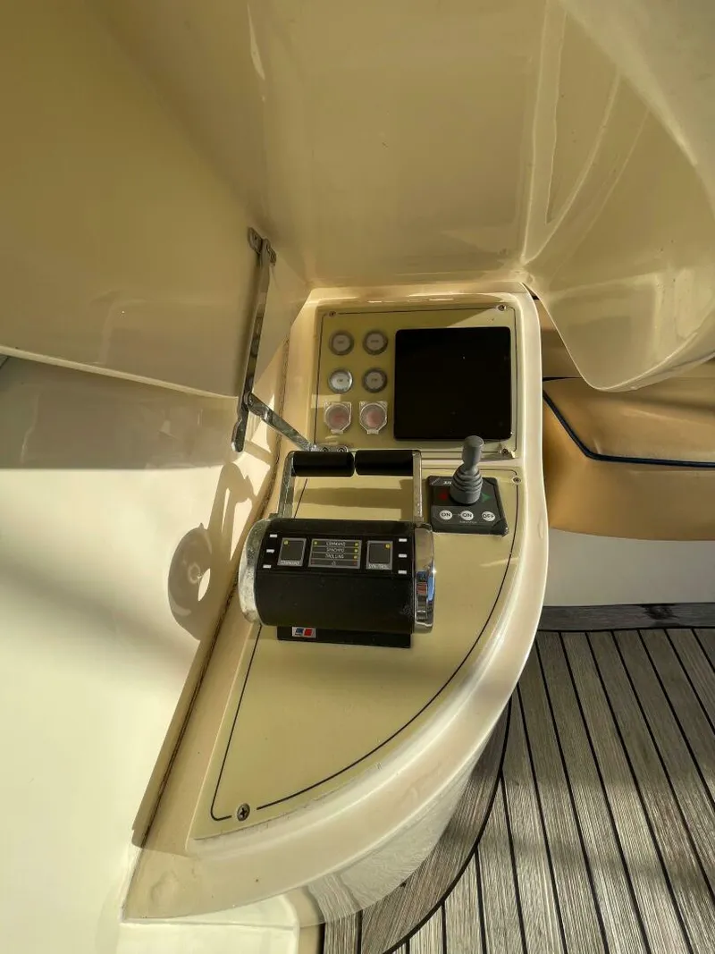 Slide: The Image of Mochi Craft 74' Dolphin 2006 - 4957856