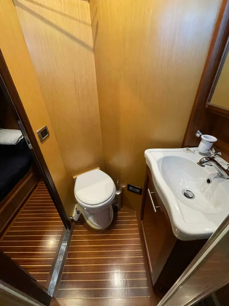 Slide: The Image of Mochi Craft 74' Dolphin 2006 - 4957868