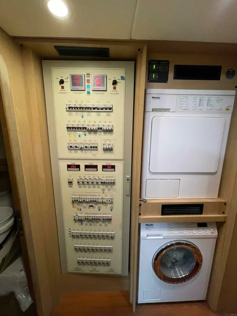 Slide: The Image of Mochi Craft 74' Dolphin 2006 - 4957876