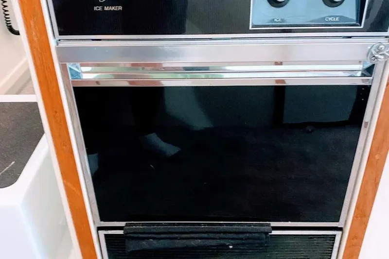 Slide: The Image of Bertram 58 Flybridge Motor Yacht 1986 - 5807396