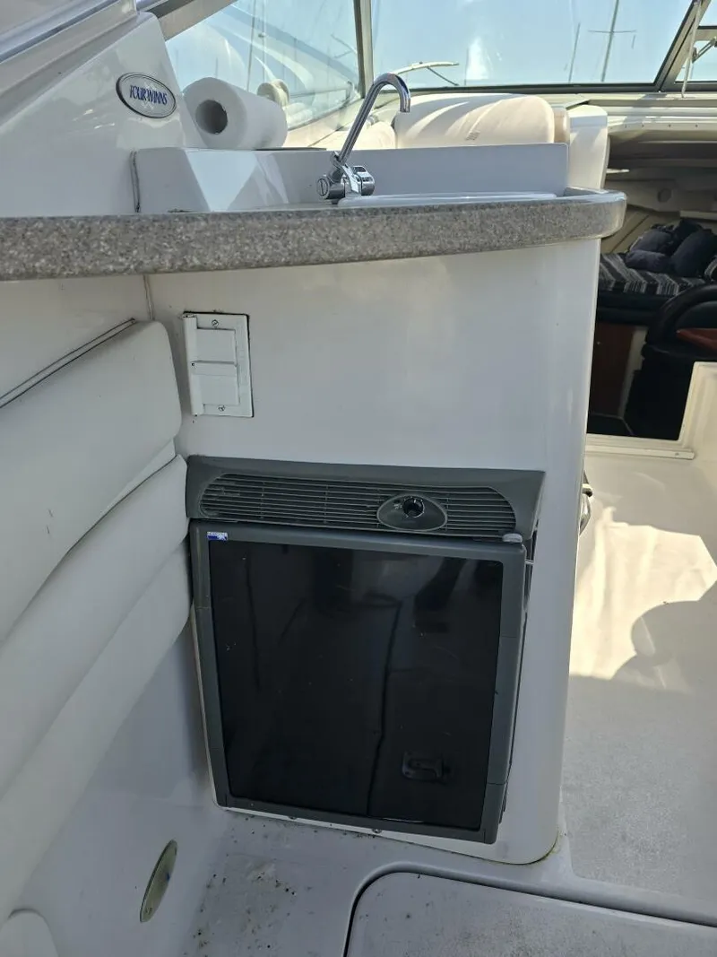 Slide: The Image of 2004 Four Winns 328 Vista - 4441106