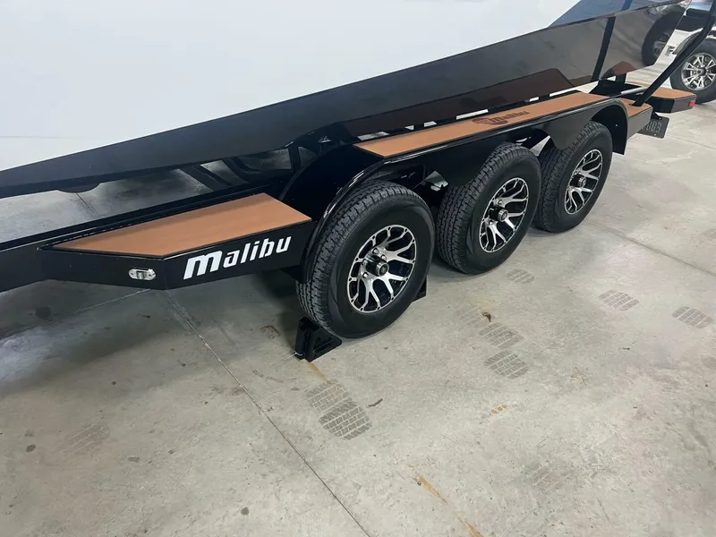 Slide: The Image of Malibu 26 LSV 2023 - 4441750