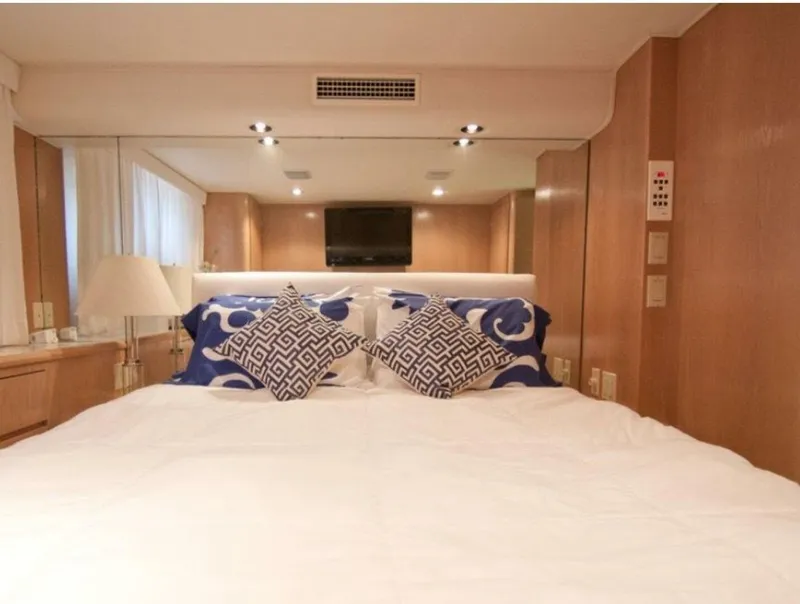 Slide: The Image of Hatteras 70 Cockpit Motor Yacht 1994 - 4452574