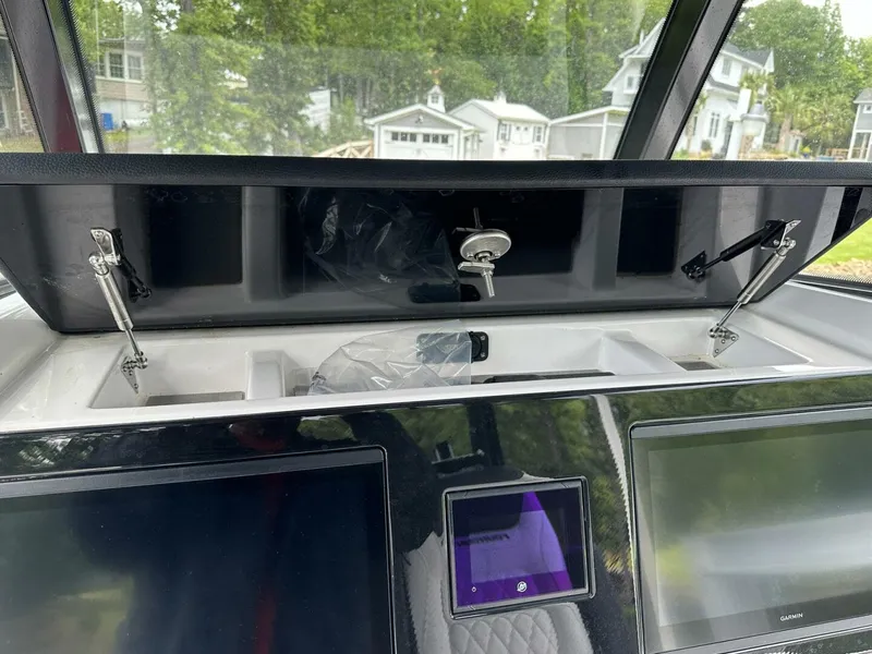 Slide: The Image of Fountain 32 NX 2024 - 4452971