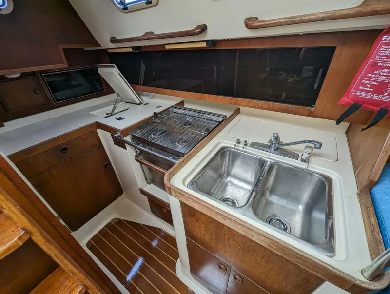 Slide: The Image of Canadian Sailcraft CS36 Merlin 1989 - 4455878