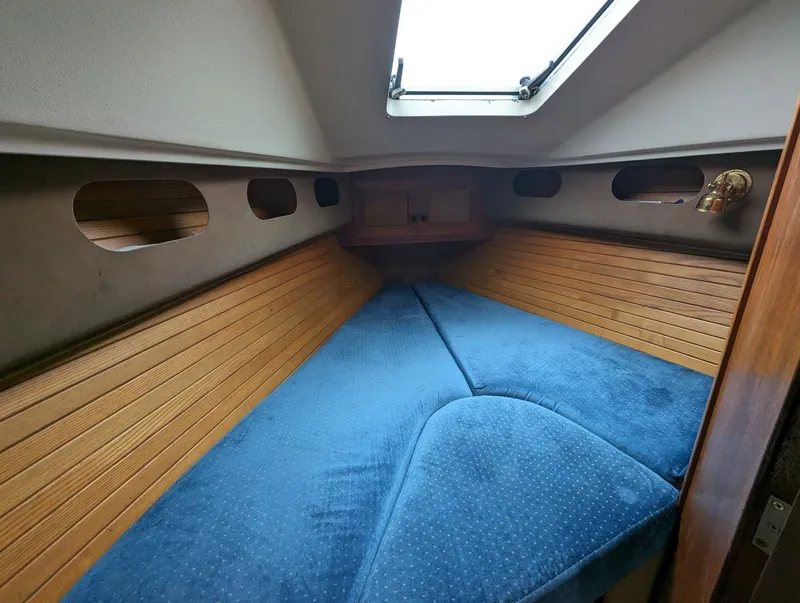 Slide: The Image of Canadian Sailcraft CS36 Merlin 1989 - 4455881