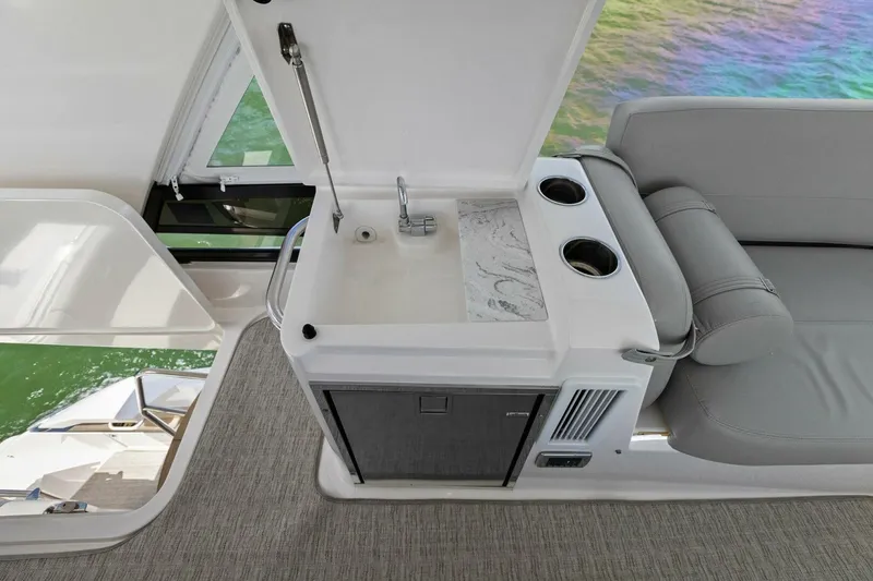 Slide: The Image of Flybridge Wetbar - 4458062