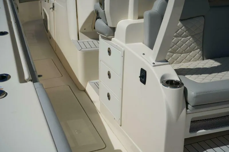 Slide: The Image of Deck Equipment 2022 38 LXF Scout - 4457212