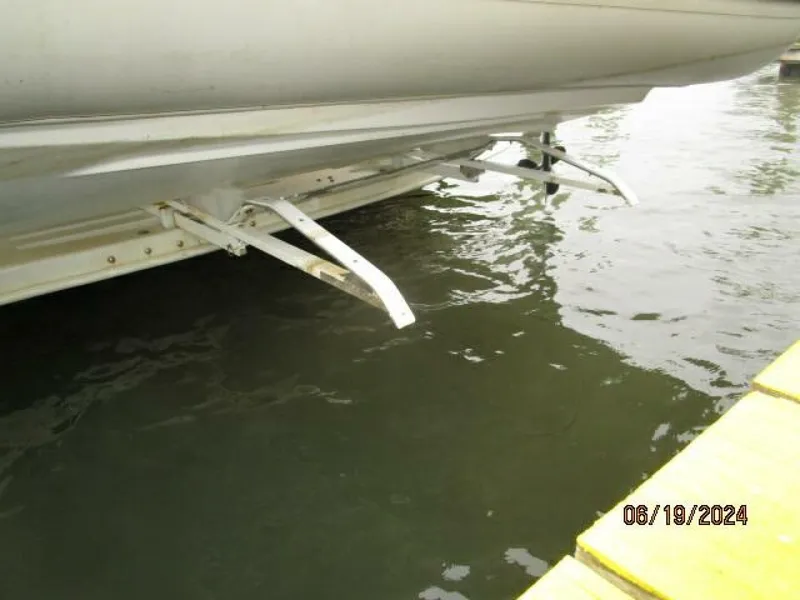 Slide: The Image of 40' Mainship tender chocks - 4462901