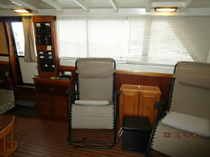 Slide: The Image of 40' Mainship salon starboard - 4462889