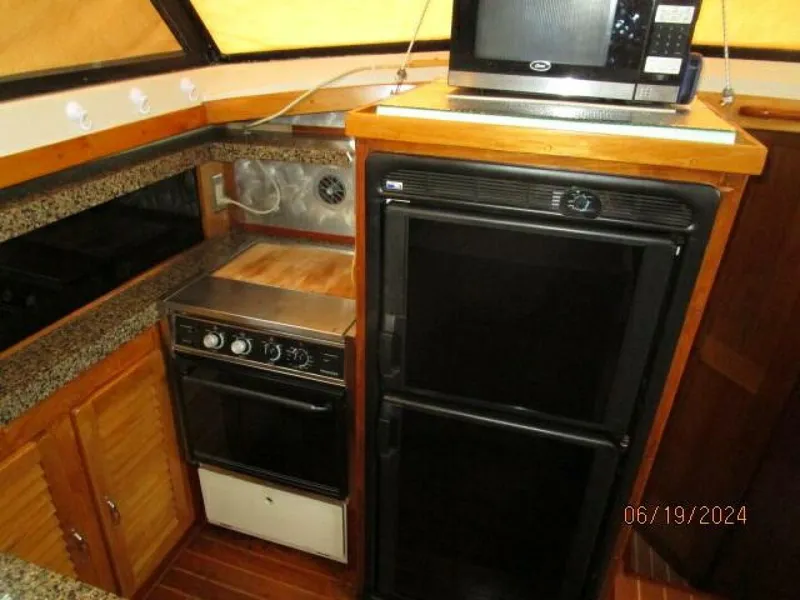 Slide: The Image of 40' Mainship galley4 - 4462856