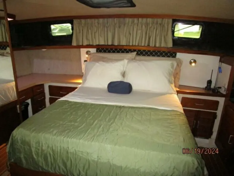 Slide: The Image of 40' Mainship master stateroom - 4462868