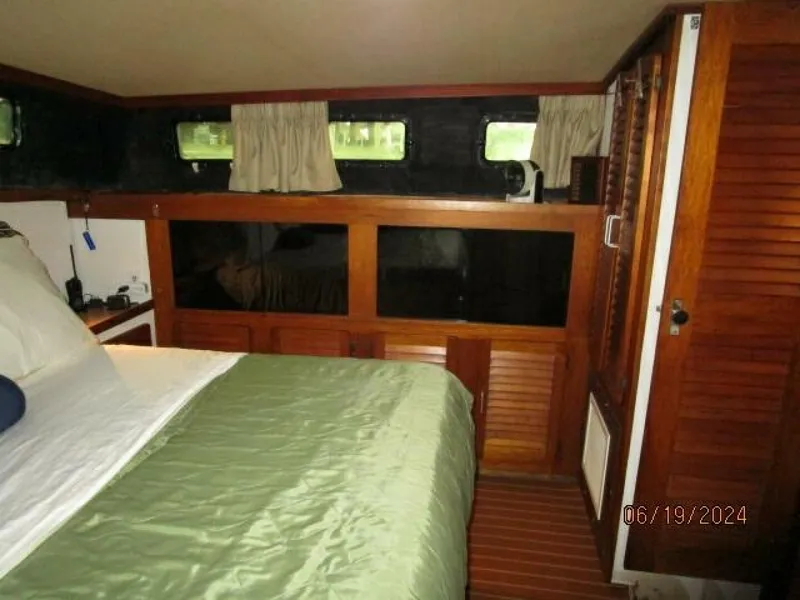 Slide: The Image of 40' Mainship master stateroom port - 4462871