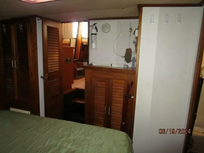 Slide: The Image of 40' Mainship master stateroom forward - 4462869