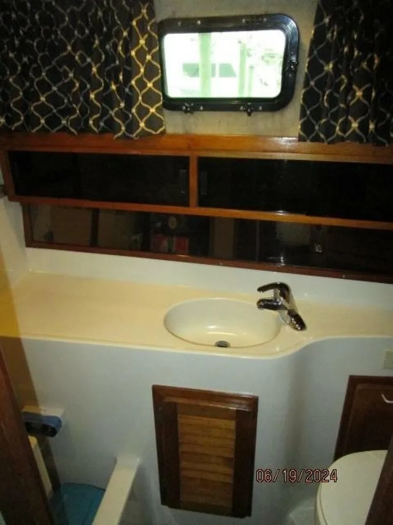 Slide: The Image of 40' Mainship master stateroom head - 4462870