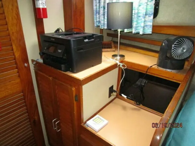 Slide: The Image of 40' Mainship guest stateroom port aft - 4462862