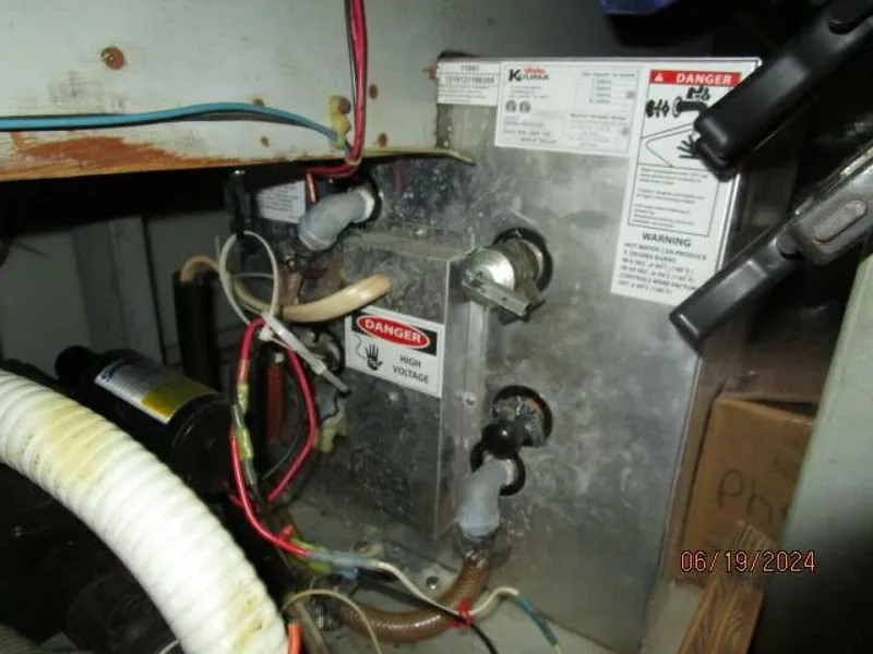 Slide: The Image of 40' Mainship water heater - 4462906