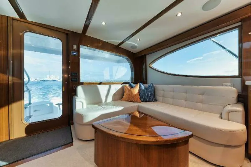 Slide: The Image of 54' Hatteras GT54 - Salon 2018 54' Hatteras GT54 - 7677411