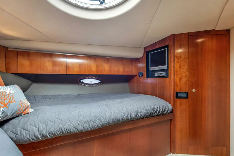 Slide: The Image of 2005 50' Cruisers 500 Express Gratitude VIP Stateroom (2) - 4479508