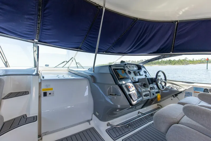Slide: The Image of 2005 50' Cruisers 500 Express Gratitude Helm - 4479517