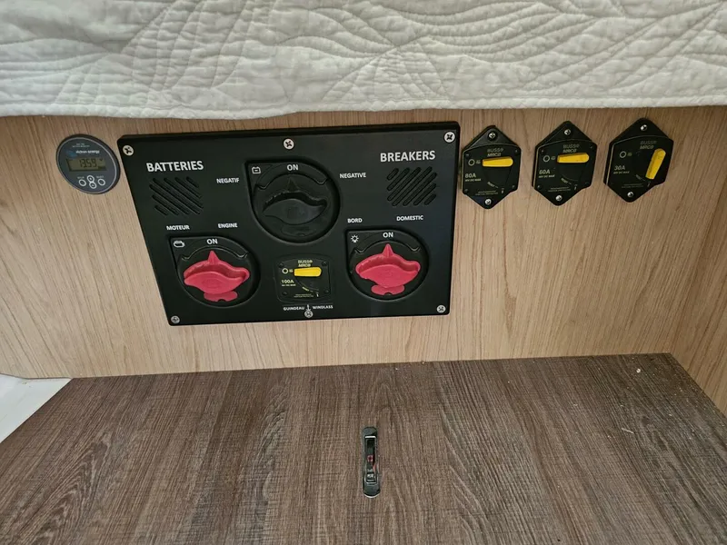 Slide: The Image of 2017 Beneteau Oceanis 45 Battery Switches and Breakers - 4502718