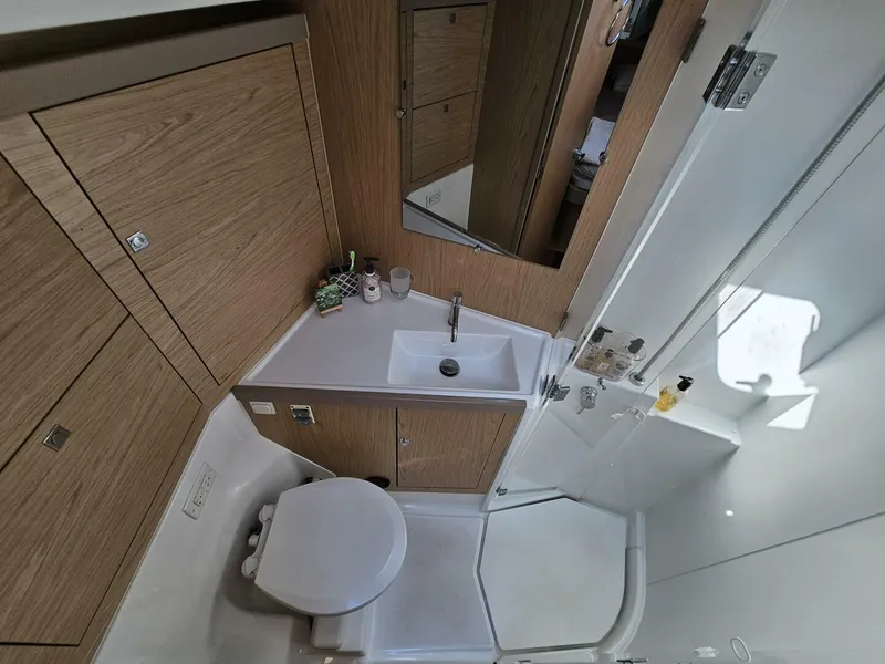 Slide: The Image of 2017 Beneteau Oceanis 45 En Suite Head - 4502739