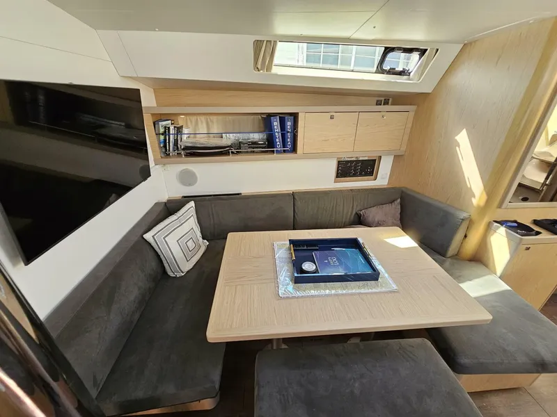 Slide: The Image of 2017 Beneteau Oceanis 45 Dinette - 4502725