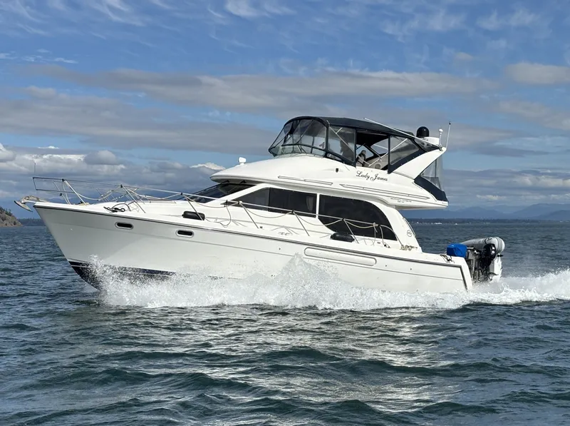 The Image of Bayliner 3788 Command Bridge 2000 - 6821677