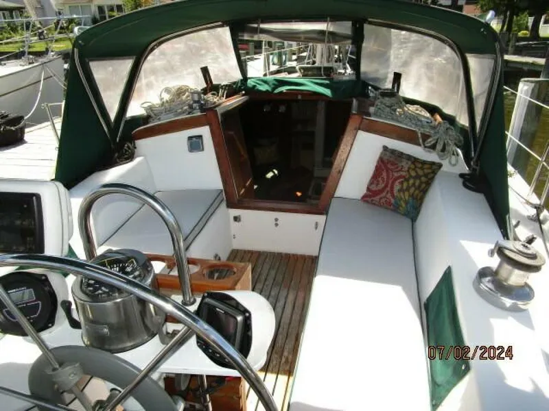 Slide: The Image of 34' Catalina cockpit forward - 4489802