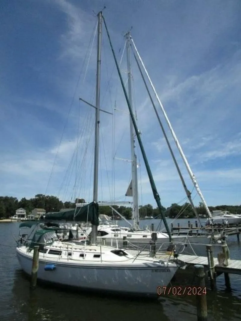 Slide: The Image of 34' Catalina starboard forward profile1 - 4489832