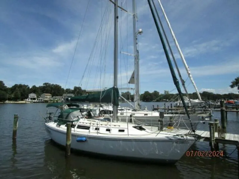 Slide: The Image of 34' Catalina starboard forward profile2 - 4489831