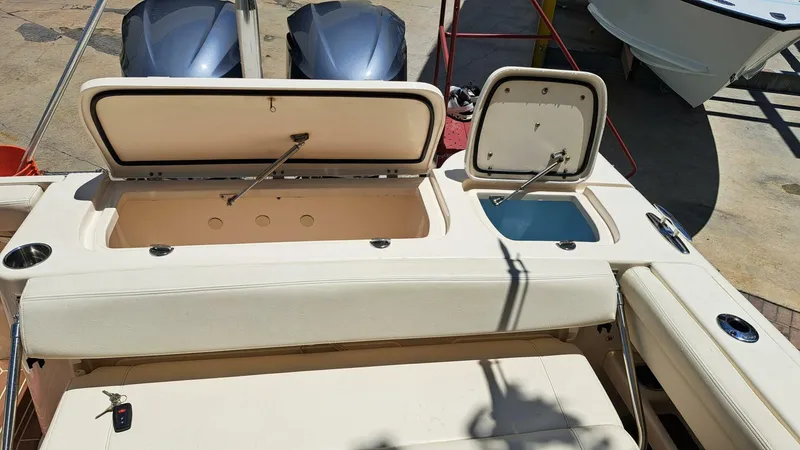 Slide: The Image of Grady-White Freedom 285 2018 - 4492700