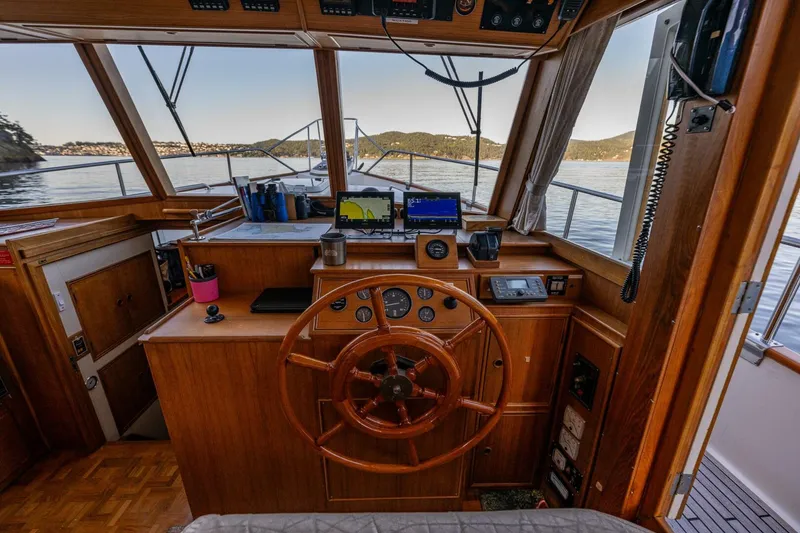 Slide: The Image of Grand Banks Aft Cabin 42 Classic 1995 - 4492883