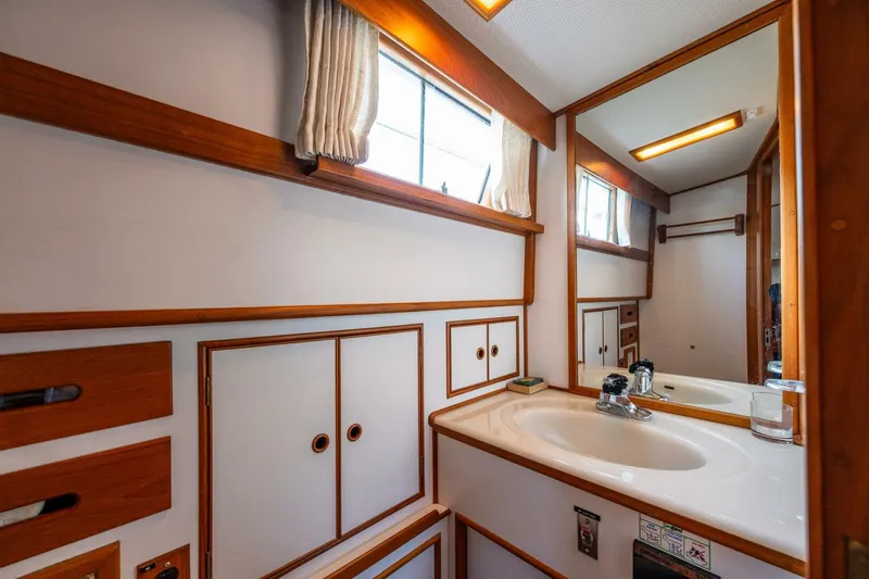 Slide: The Image of Grand Banks Aft Cabin 42 Classic 1995 - 4492846