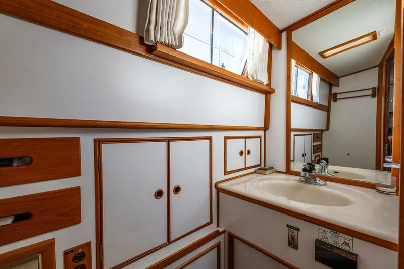 Slide: The Image of Grand Banks Aft Cabin 42 Classic 1995 - 4492899