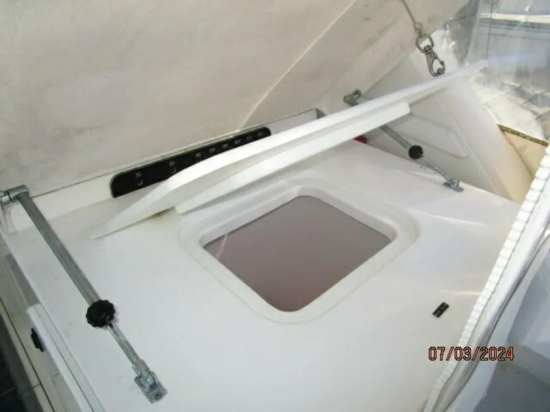 Slide: The Image of 33' Wellcraft cockpit baitwell - 4494709
