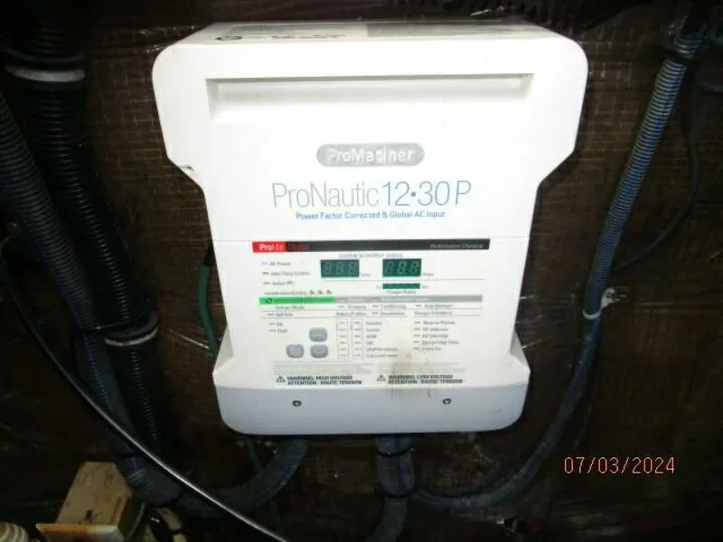 Slide: The Image of 33' Wellcraft battery charger - 4494711